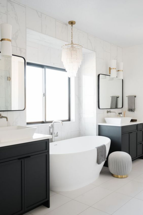 Passendes Licht im Bad minimalistisch gestaltetes Bad in schwarz-weiß luxuriöse Note mit Kristallkronleuchter einführen weiße Badewanne