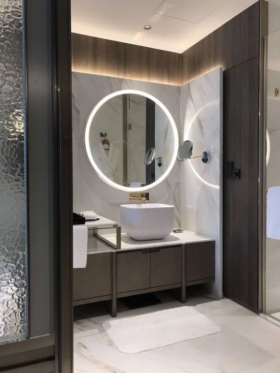Passendes Licht im Bad modernes Baddesign eingebaute Beleuchtung schicke Badezimmermöbel Glaswand