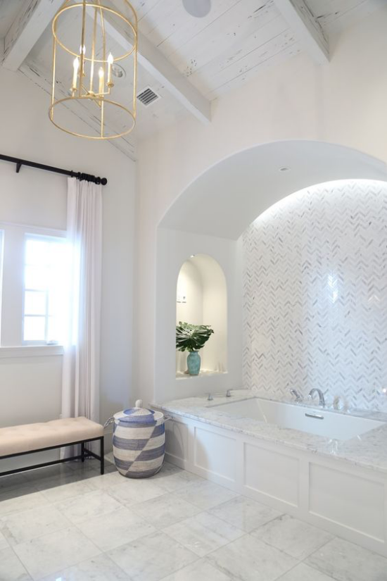 Passendes Licht im Bad sehr modern und gut beleuchtet Einbaubeleuchtung Badewanne Fenster natürliches Licht