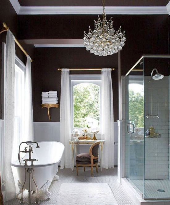 Passendes Licht im Bad viel natürliches Licht hell und einladend Kontrast in weiß schwarz