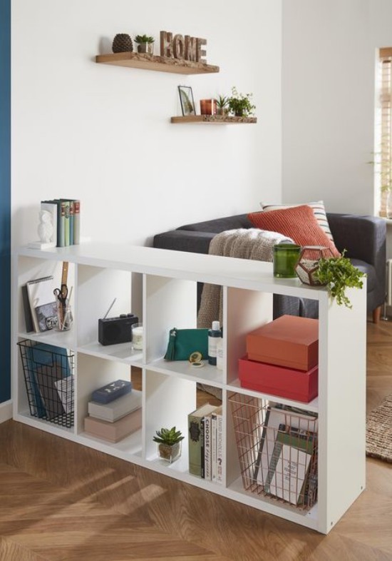 Raumteiler Bücherregal tolles DIY Projekt selber bauen weiß gestrichenes Holz Bücher Kisten Sukkulenten