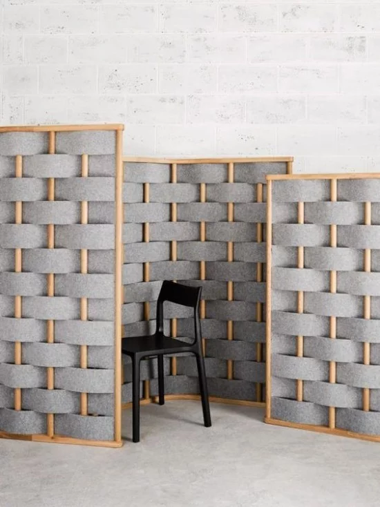 Raumteiler Paravent einfaches Design in drei Teilen in Grau schwarzer Stuhl