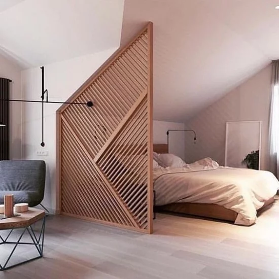 Raumteiler in Dreieckform aus Holz zwischen Schlafoase und Wohnbereich richtiger Blickfang