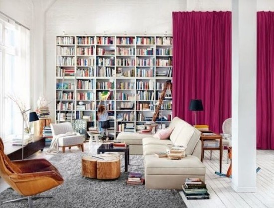 Raumteiler rote Gardinen trennen Bücherwand vom Wohnbereich