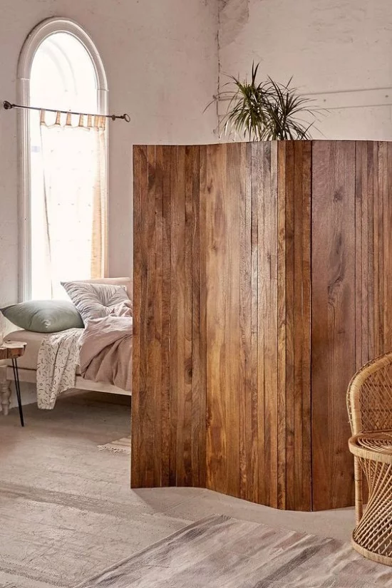 Raumteiler rustikaler Paravent aus Holz schützt die Schlafzone