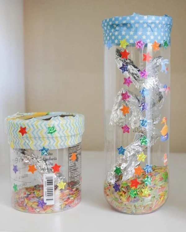 Regenmacher basteln mal anders Plastik Gefäße mit Reis und kleinen Plastik Sternen füllen