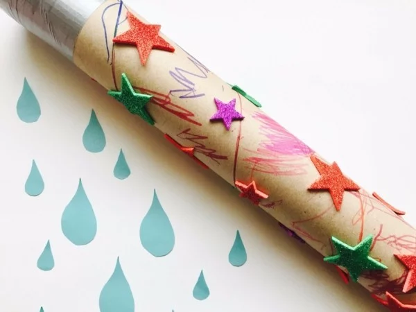 Regenmacher basteln ein kreatives DIY Projekt mit Kindern realisieren bunte Sterne Deko