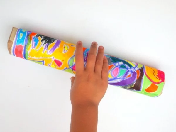 Regenmacher basteln und bunt dekorieren ein Kinderspielzeug das lustige Geräusche macht 