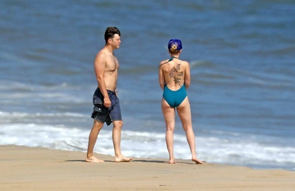 Scarlett Johansson Colin Jost im Badeurlaub in The Hamptons auf dem Strand Pfirsichhaut