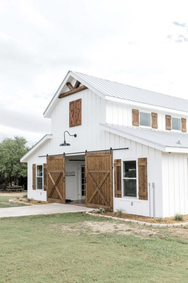 Scheune umbauen umfunktionieren ein gemütliches Wohnhaus in weiß gestrichen Scheunentüren
