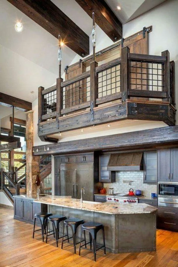 alte Scheune umbauen - alter Balkon aus Holz eingebaut ins Interieur über der Küche