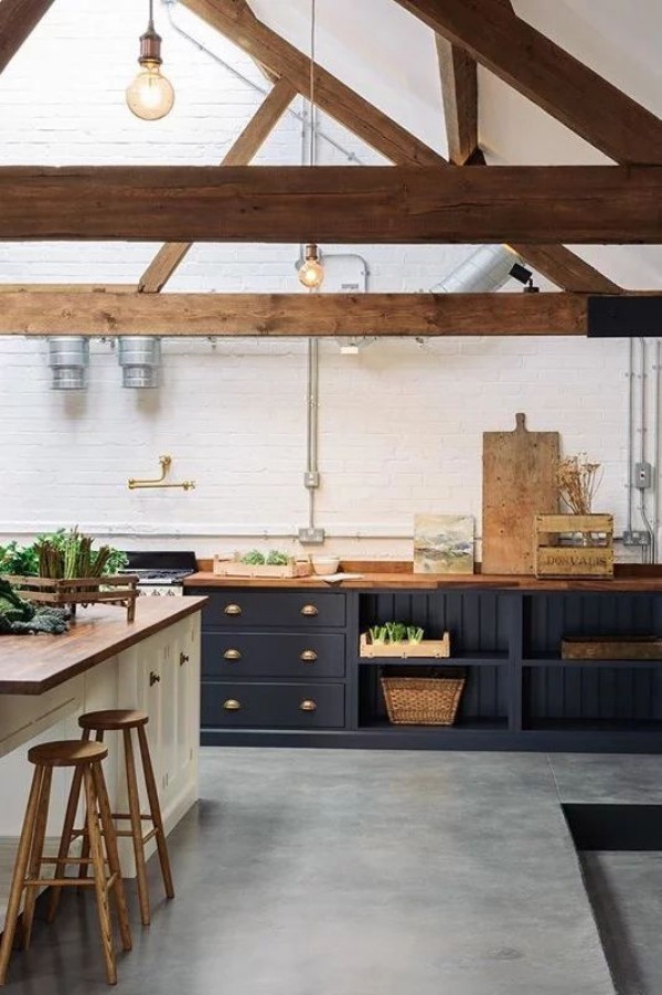 Scheune umbauen viel Wohnkomfort moderne Küche rustikales Interieur
