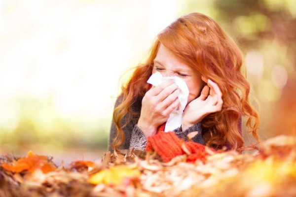 Grippewelle Frau mit Taschentuch
