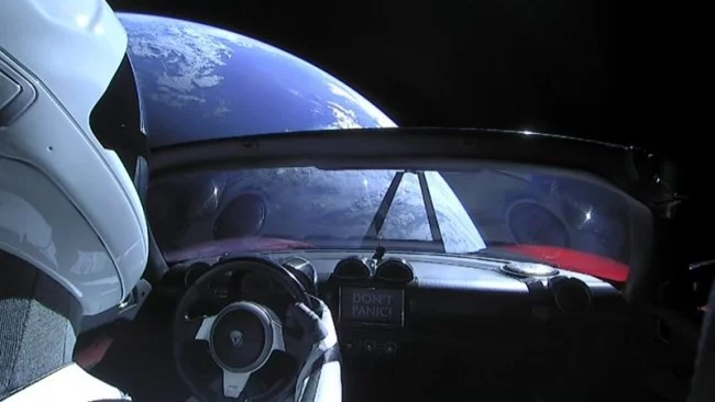 Starman auf dem Tesla Roadster kreist zum ersten Mal um die Sonne blick zur erde keine panik