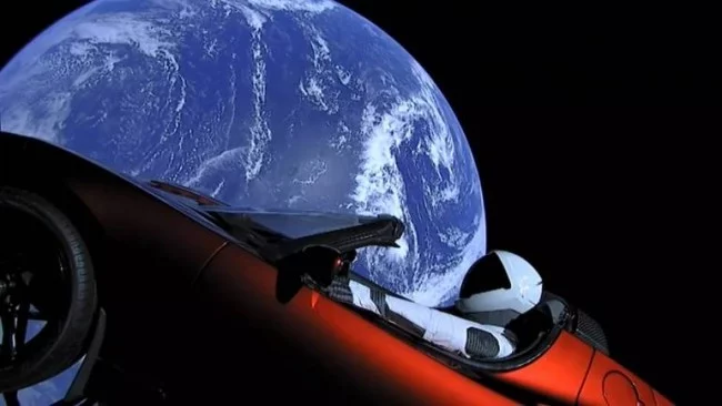 Starman auf dem Tesla Roadster kreist zum ersten Mal um die Sonne starman im weltall