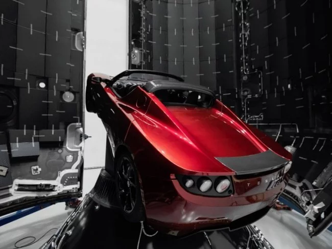 Starman auf dem Tesla Roadster kreist zum ersten Mal um die Sonne startbereit der rote tesla
