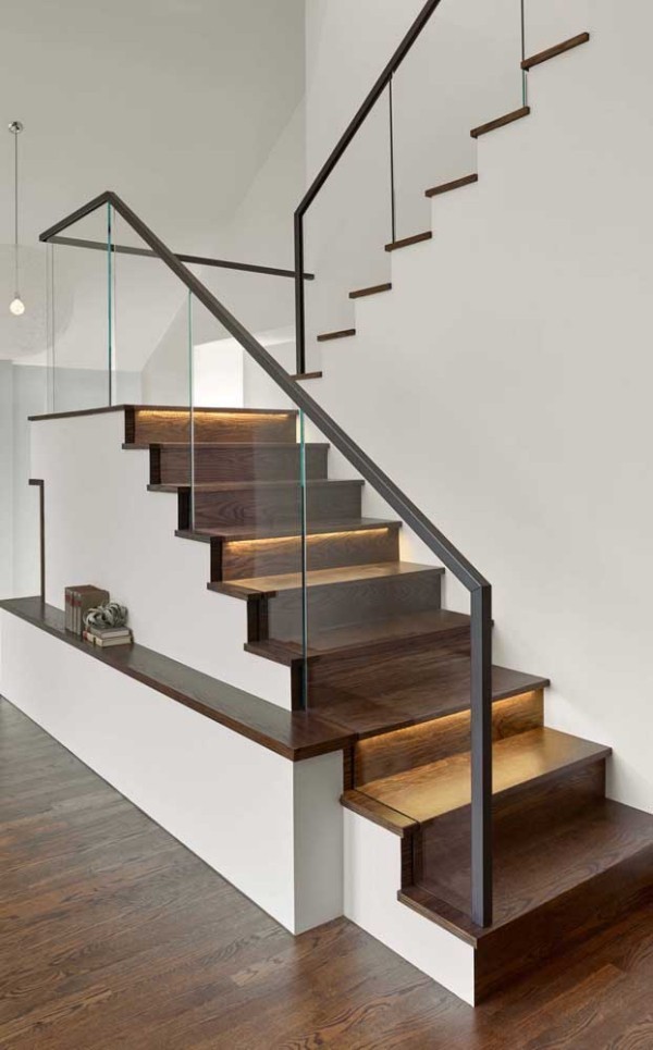 Treppengestaltung - beleuchtete Treppen mit tollen Geländern aus Glas