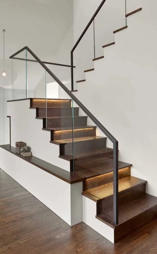Treppengestaltung - beleuchtete Treppen mit tollen Geländern aus Glas