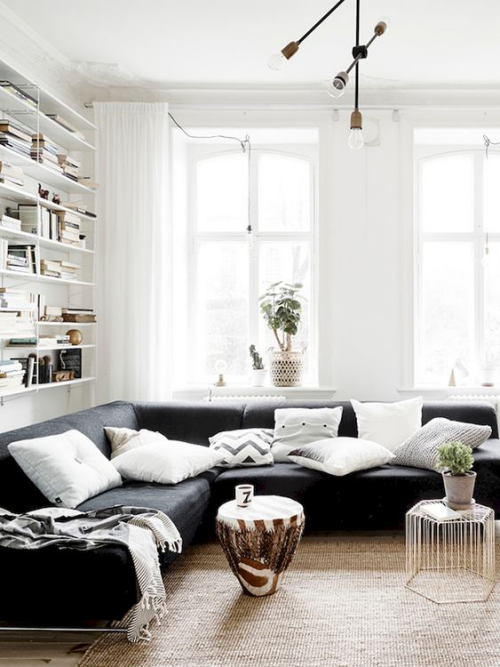 Wohnzimmer in Schwarz-Weiß Hocker in Beige wohnliches Ambiente