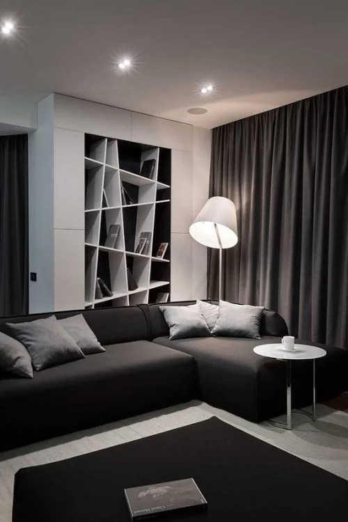 Zwischentöne Graunuancen dunkles Interieur Lampe Regal Vorhänge Beistelltisch Wohnzimmer in Schwarz-Weiß 