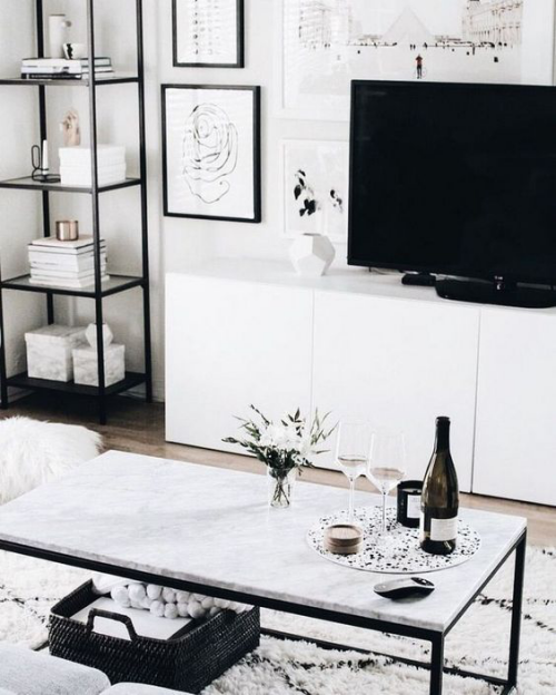 Wohnzimmer in Schwarz-Weiß helles einladendes Ambiente weiße Farbe