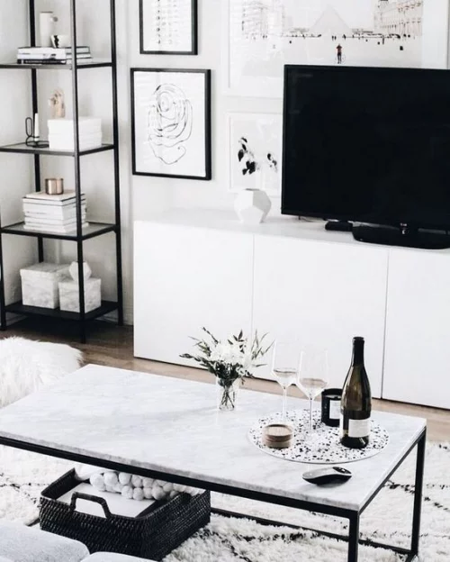 Wohnzimmer in Schwarz-Weiß helles einladendes Ambiente weiße Farbe dominiert