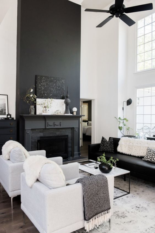 Wohnzimmer in Schwarz-Weiß weiche Textilien Felldecken Wurfdecken Kissen schönes Ambiente