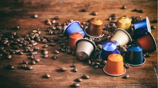 bunte Kaffeekapseln und Kaffeebohnen