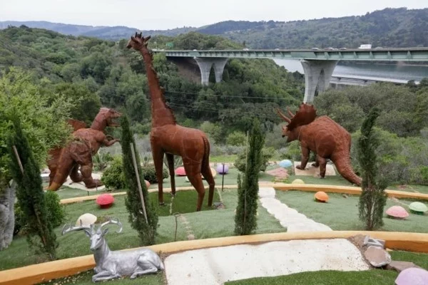 flintstone haus in kalifornien rostige dinosaurien statuen