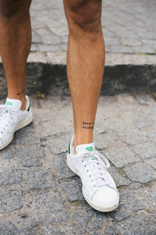 fußgelenk kleine tattoos männer schriftzug