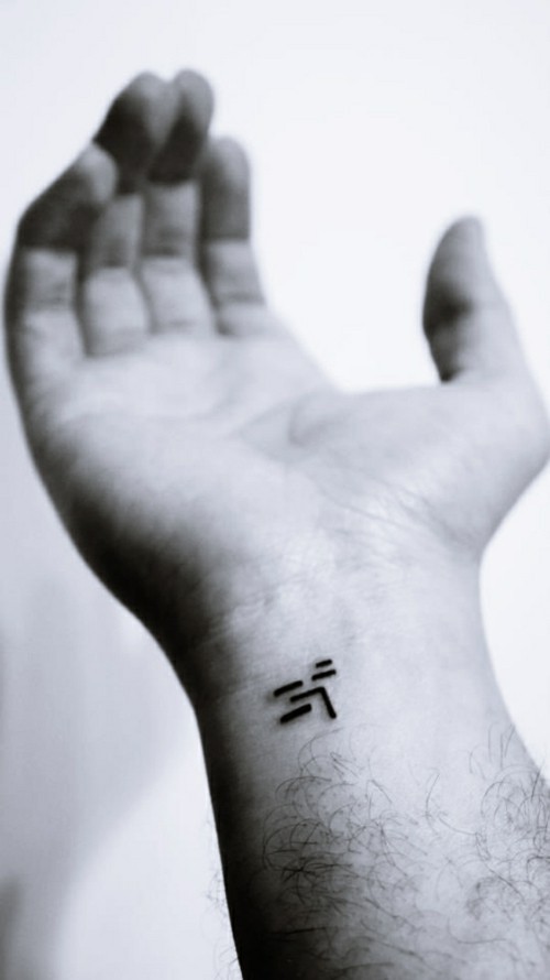 Tattoo mann kleines handgelenk ▷ 90