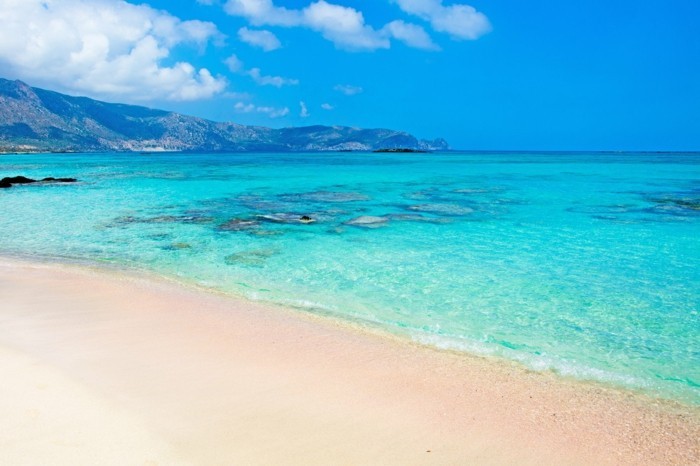 griechische Inseln klares Wasser feiner Sand Sommerurlaub