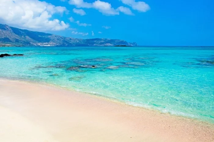 griechische Inseln kristallklares Wasser feiner Sand Sommerurlaub dort verbringen wie im Paradies