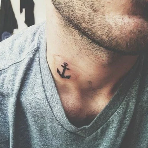 kleine tattoos männer anker hals