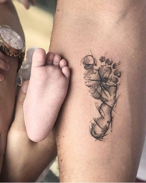 kleine tattoos männer baby fußabdruck