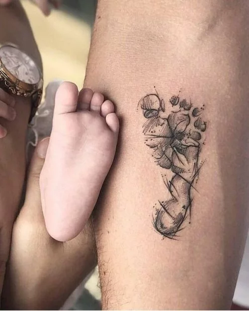 kleine tattoos männer baby fußabdruck