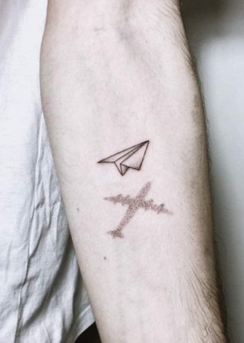 kleine tattoos männer flieger unterarm
