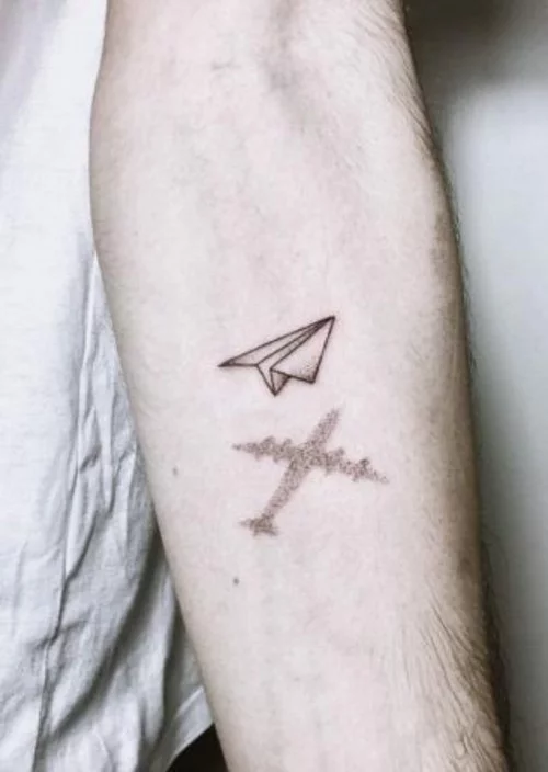 kleine tattoos männer flieger unterarm