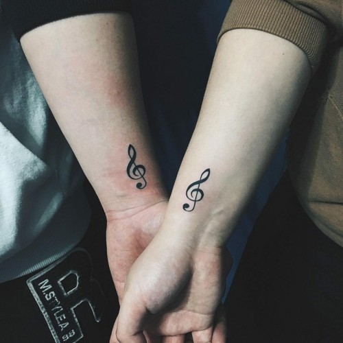 kleine tattoos männer handgelenk musikschlüssel