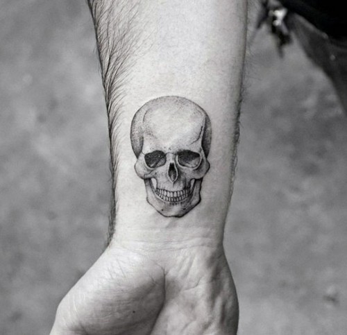 Männer tattoos arm totenkopf