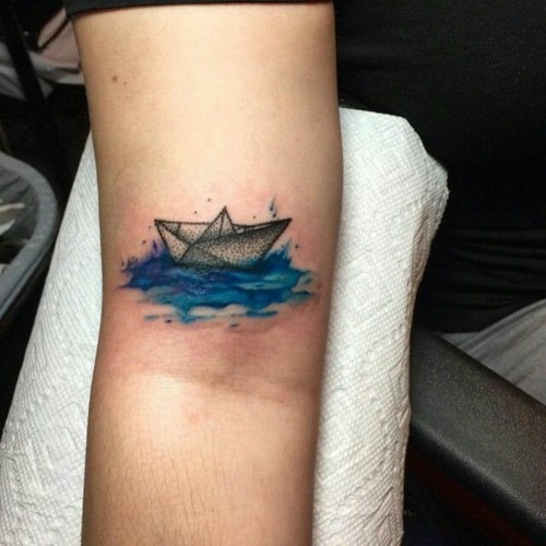 kleine tattoos männer papierboot