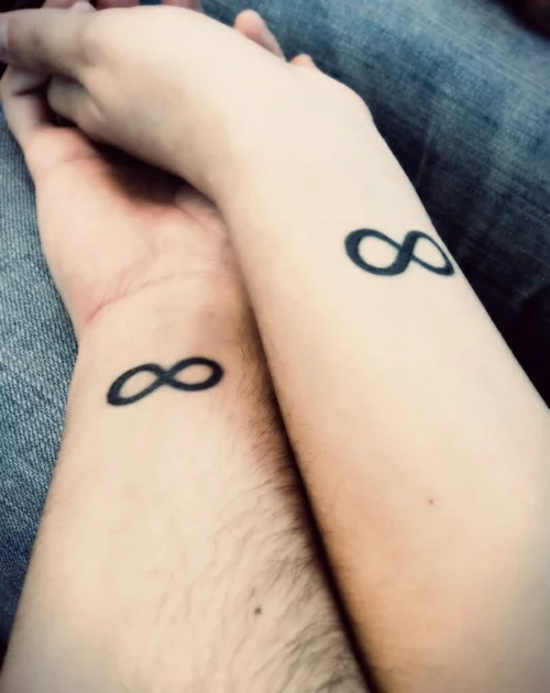 kleine tattoos männer partner tattoo unendlichkeitssymbol