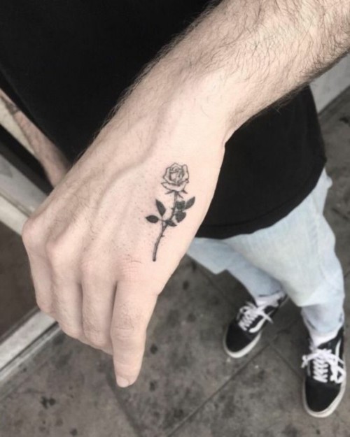 kleine tattoos männer rose handrücken