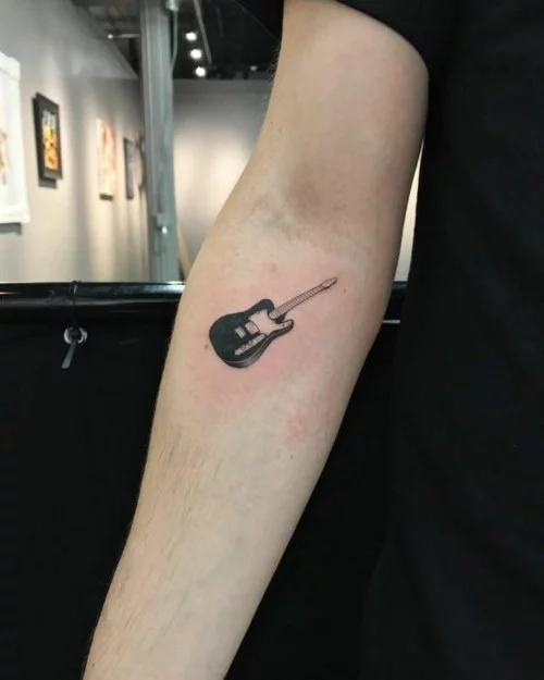 kleine tattoos männer unterarm gitarre