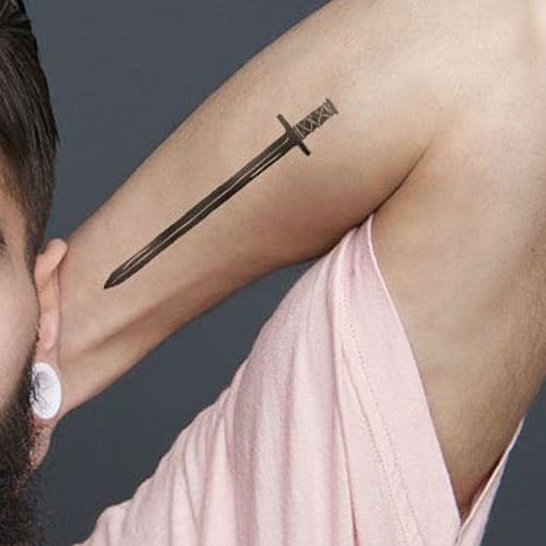 Männer tattoo arm flügel