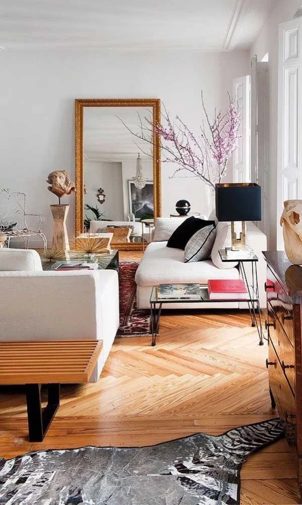 großer Wandspiegel im Wohnzimmer spiegelt Möbel und Gegenstände wider