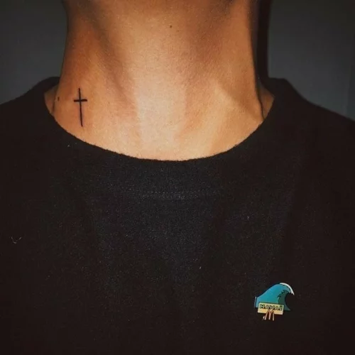minimalistische kleine tattoos männer kreuz hals