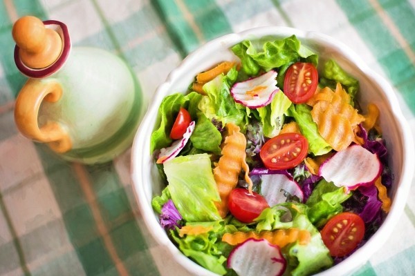 salat mit dressing - histaminintolleranz