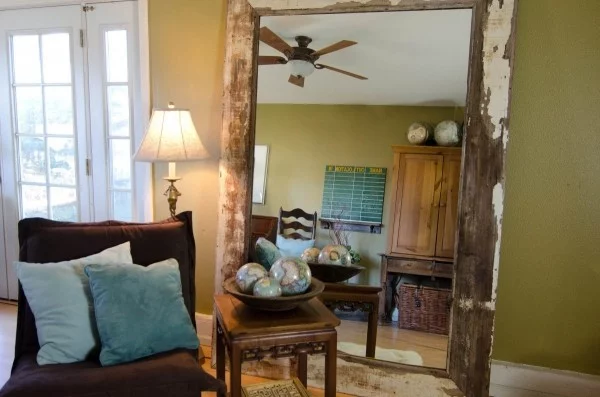 großer Wandspiegel im Holzrahmen im Wohnzimmer 