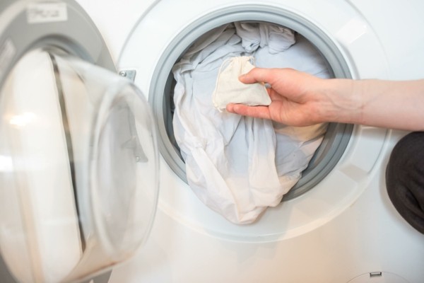waschnüsse in die waschmaschine tun kleider waschen
